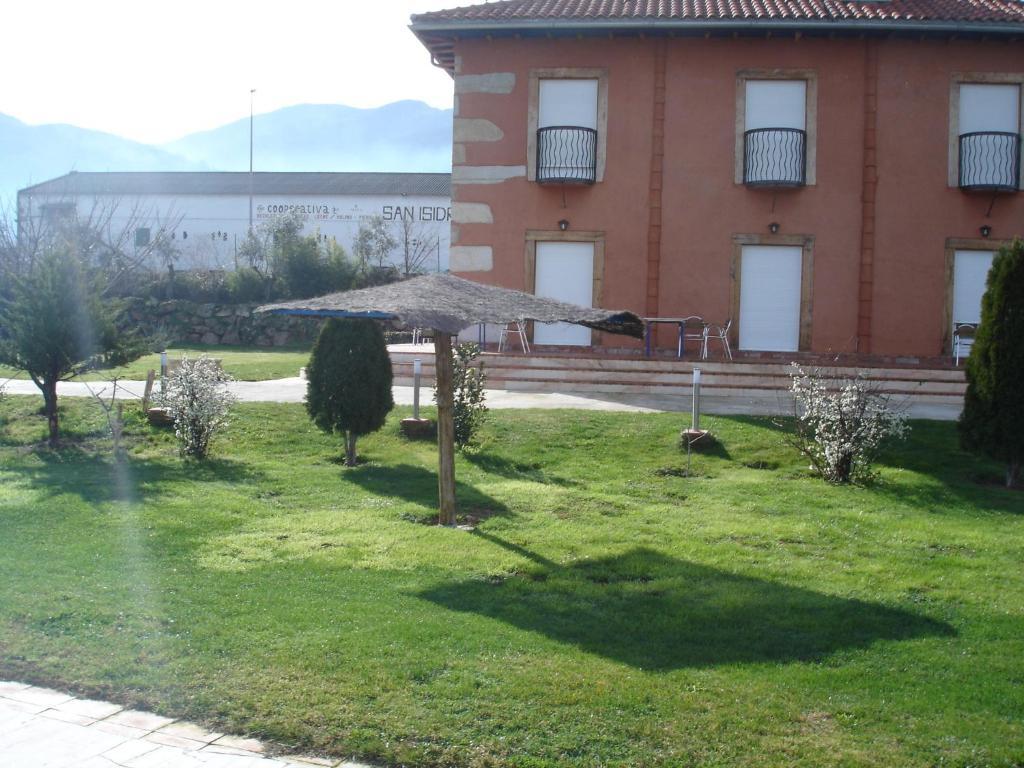 Posada Tresmentiras Aldeanueva del Camino Exterior foto
